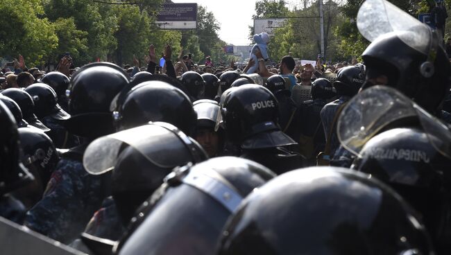 Во время акции протеста в Ереване. 22 апреля 2018