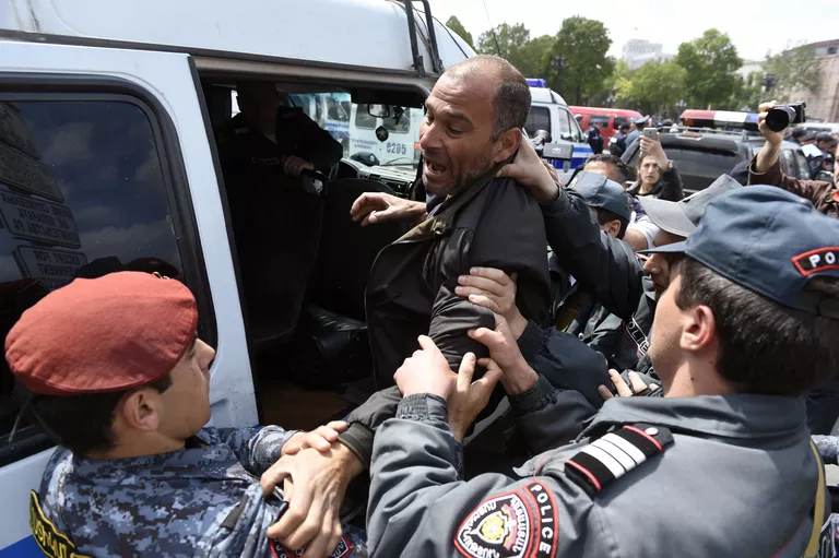 Задержание полицейскими участника акции протеста на площади Республики в Ереване Задержание полицейскими участника акции протеста на площади Республики в Ереване