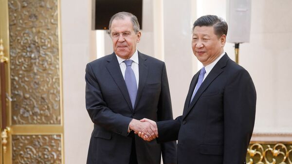 Министр иностранных дел РФ Сергей Лавров и председатель КНР Си Цзиньпин во время встречи в Пекине