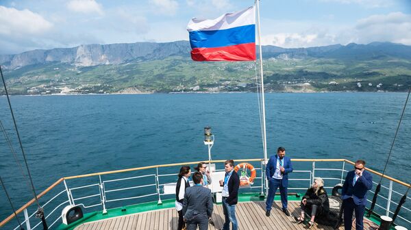 Участники Ялтинского международного экономического форума на паруснике Херсонес в Крыму