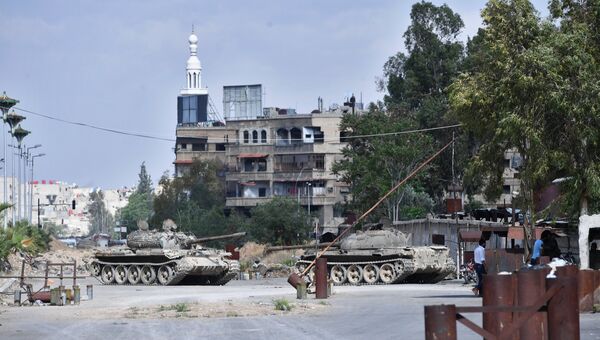 Танки Т-55 в районе лагеря беженцев Ярмук на юге Дамаска. Архивное фото
