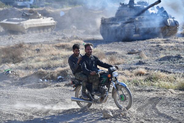 Солдаты на мотоцикле в районе лагеря беженцев Ярмук на юге Дамаска