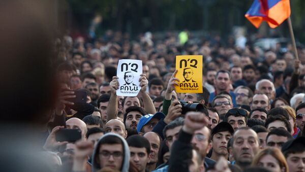 Участники акции протеста сторонников оппозиции на площади Республики в Ереване. Архивное фото