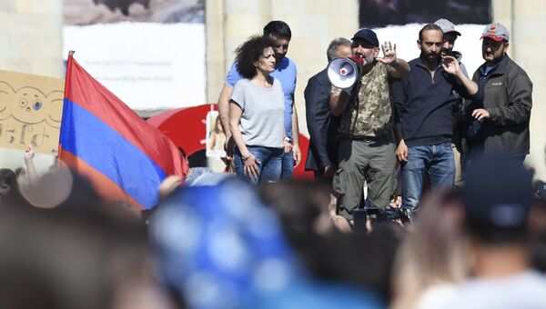 Никол Пашинян обращается к сторонникам в Ереване. 23 апреля 2018
