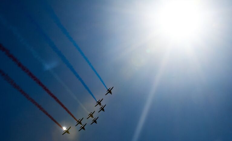 Выступление пилотажной группы Patrouille de France на самолетах Alphajet на этапе чемпионата мира Red Bull Air Race в Каннах