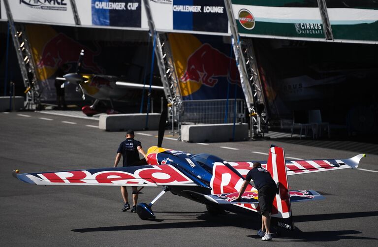 Самолет пилота Мартина Шонка (Чехия) на этапе чемпионата мира Red Bull Air Race в Каннах