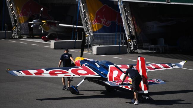 Самолет пилота Мартина Шонка (Чехия) на этапе чемпионата мира Red Bull Air Race в Каннах