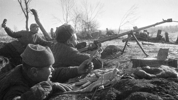 Бойцы ведут бой из окопа. Сталинград, 1942