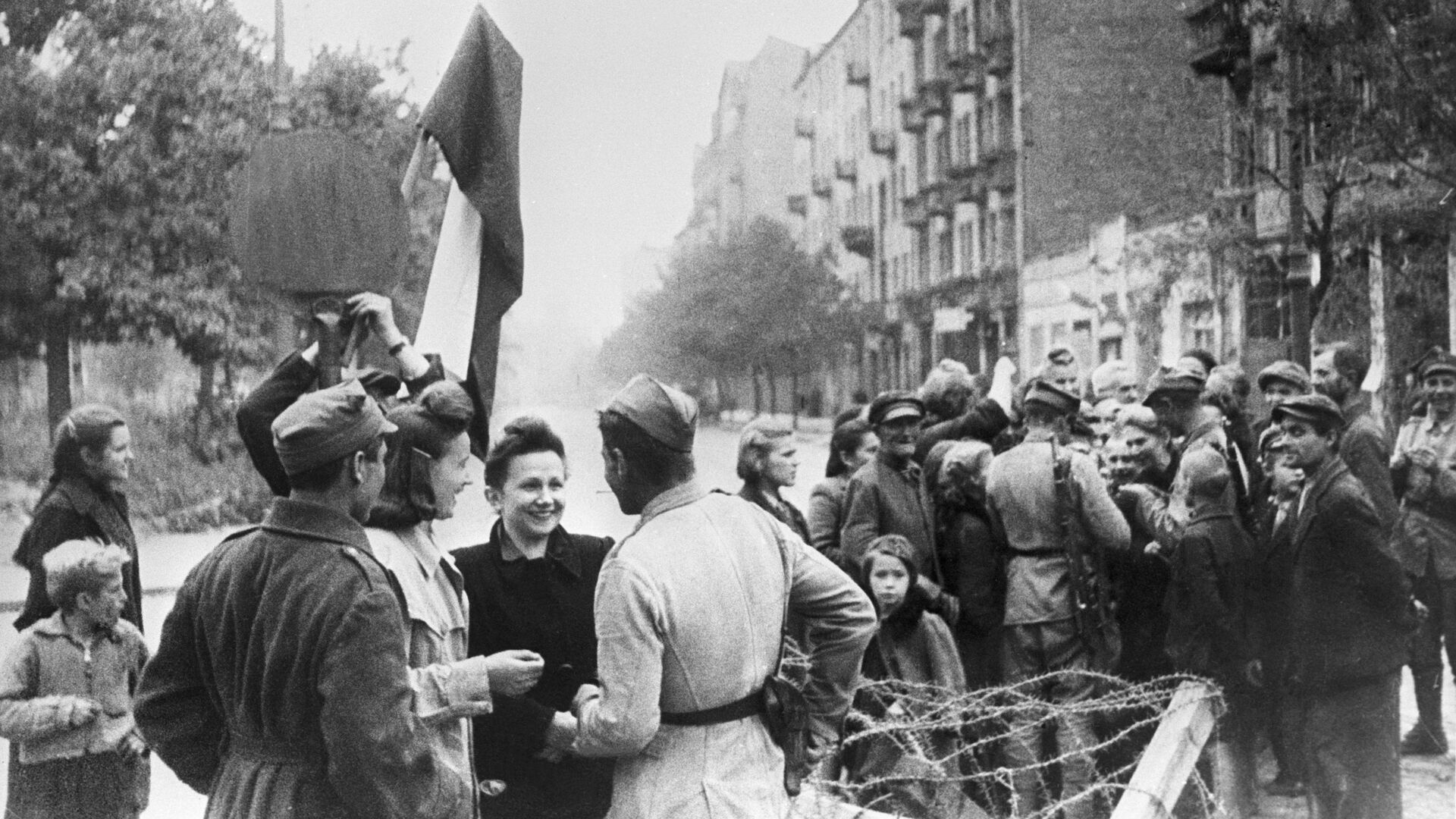 Мирные жители Варшавы и бойцы Красной Армии. Освобождение Польши. Великая Отечественная война 1941-1945 - РИА Новости, 1920, 17.01.2025