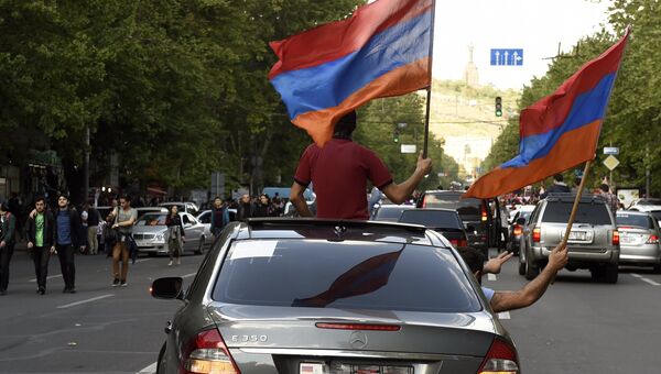 Участники митинга в Ереване в связи с отставкой премьер-министра Сержа Саргсяна