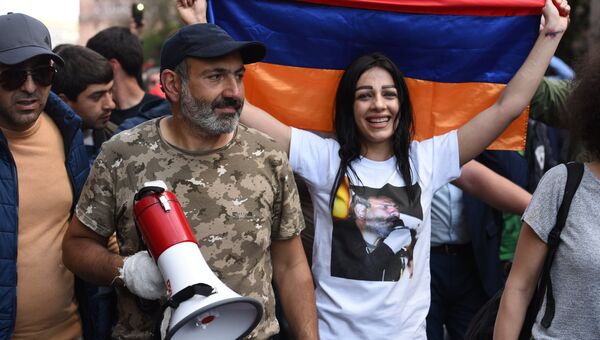 Никол Пашинян на митинге в Ереване. Апрель 2018