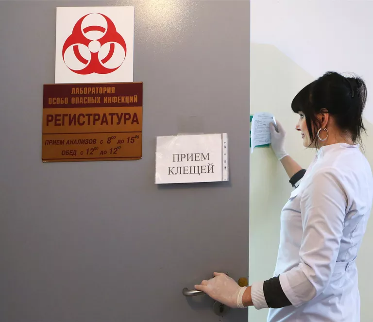 Сотрудница вирусологической лаборатории Сотрудница вирусологической лаборатории