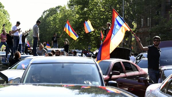 Участники митинга в Ереване в связи с отставкой премьер-министра Сержа Саргсяна. 23 апреля 2018