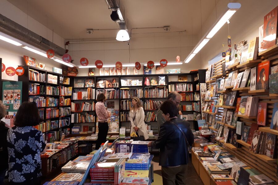 Книжный магазин в день Сан-Жорди в Барселоне