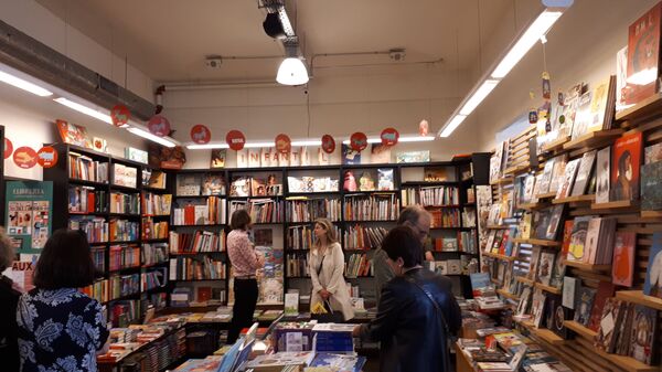 Книжный магазин в день Сан-Жорди в Барселоне