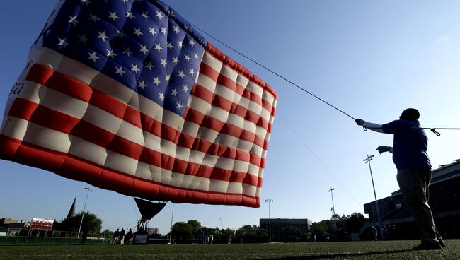 Воздушный шар, стилизованный под флаг США . Архивное фото