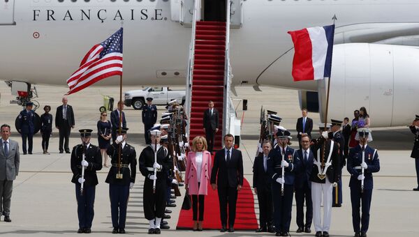 Президент Франции Эммануэль Макрон и его жена Брижит на базе Эндрюс в штате Мэриленд, США. 23 апреля 2018