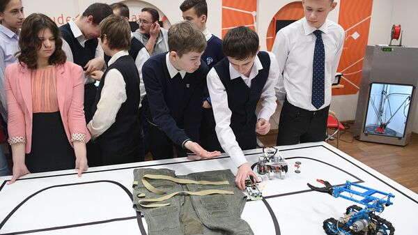 Школьники в классе робототехники в технологическом парке Мосгормаш
