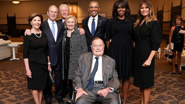 Бывший президент США Джордж Г. У. Буш в окружении бышхих президентов США и первых леди на похоронах Барбары Буш. 24 апреля 2018