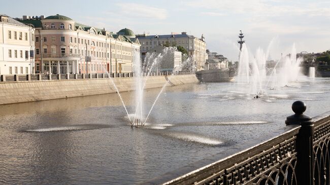 Москва. Водоотводный канал. Вид на Кадашевскую набережную