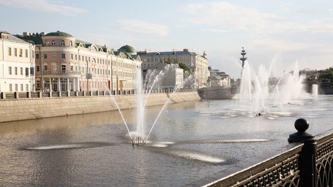 Москва. Водоотводный канал. Вид на Кадашевскую набережную