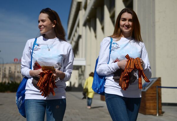 Волонтеры раздают георгиевские ленточки на Зубовском бульваре в Москве