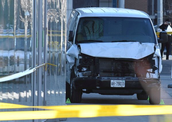 На месте инцидента с наездом фургона на пешеходов в Торонто