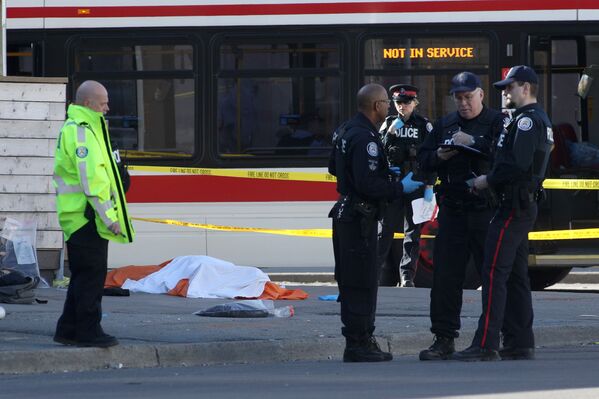 На месте инцидента с наездом фургона на пешеходов в Торонто