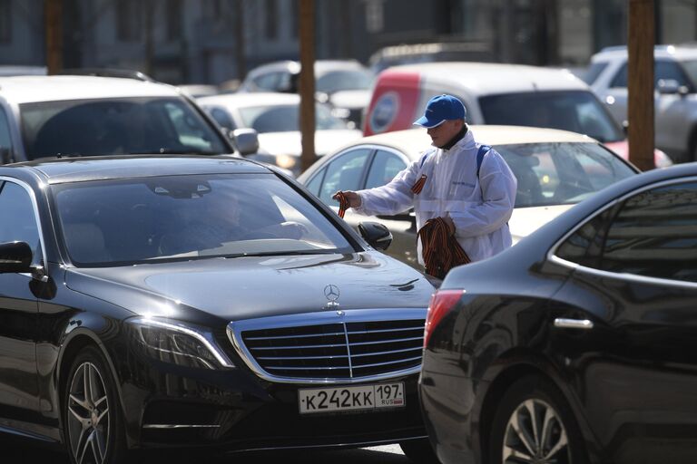 Волонтер раздаёт георгиевские ленточки на улице в Москве в рамках ежегодной акции Георгиевская ленточка, посвященной 73-й годовщине Победы в Великой Отечественной войне