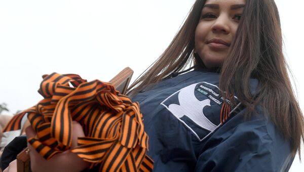 Волонтер во время старта ежегодной акции Георгиевская ленточка в парке имени Горького в Казани. 24 апреля 2018