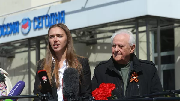 Директор Роспатриотцентра Ксения Разуваева и журналист Леонид Сиган