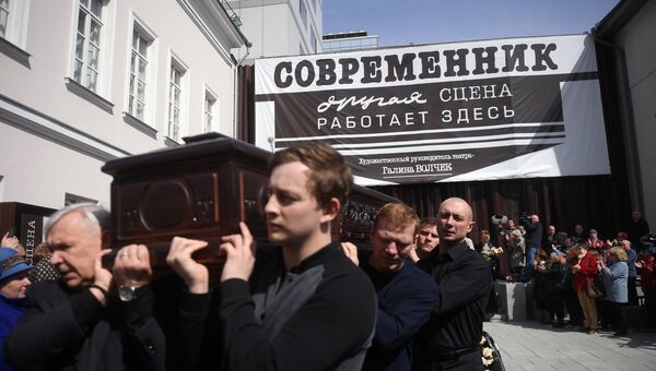 Гроб с телом народной артисткой России Ниной Дорошиной выносят из здания московского театра Современник, где проходила церемония прощания. 24 апреля 2018