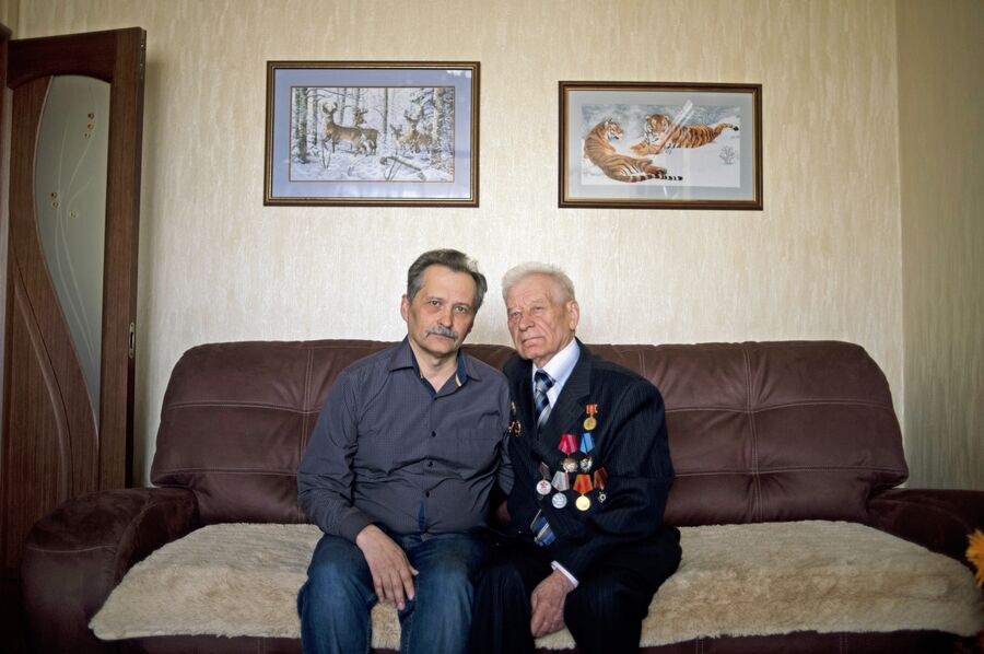 Виктор Петрович Зинченко (справа) и его сын Сергей у себя дома в Липецке