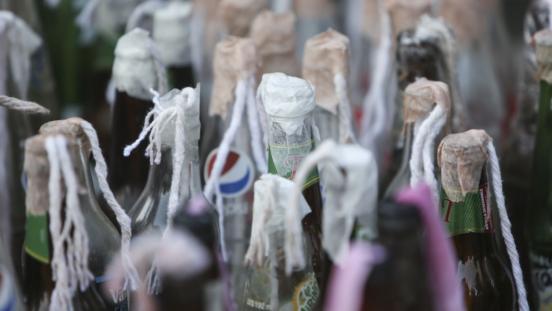 Бутылки с зажигательной смесью, приготовленные для протестов против правительства Даниэля Ортега, в Манагуа, Никарагуа - РИА Новости, 1920, 04.12.2022