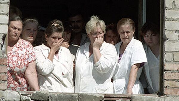 Медицинские сотрудники и пациенты Будённовской городской больницы, захваченные в качестве заложников группой боевиков Басаева