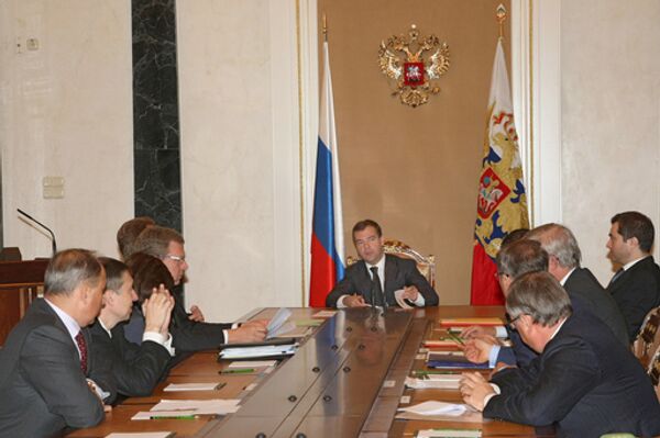 Президент России Дмитрий Медведев во время совещания в Кремле по экономическим вопросам
