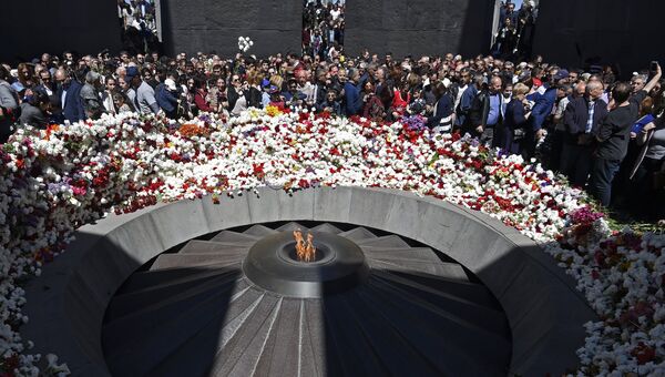 Участники церемонии возложения цветов к Вечному огню у Мемориала жертв геноцида армян Цицернакаберд в Ереване. 24 апреля 2018