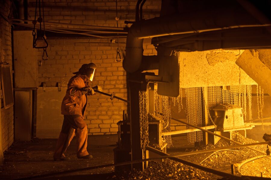 Горновой в ферросплавном цехе Новолипецкого металлургического комбината