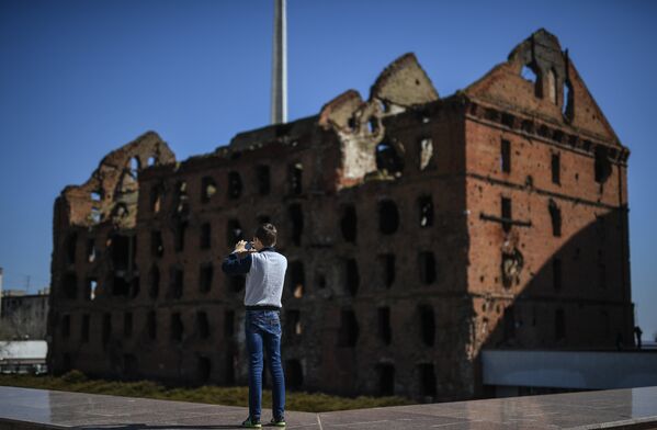 Юноша фотографирует руины мельницы Гергардта на территории музея-заповедника Сталинградская битва в Волгограде