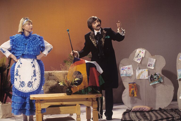 Артист Амаяк Акопян во время телепередачи для детей Праздник каждый день