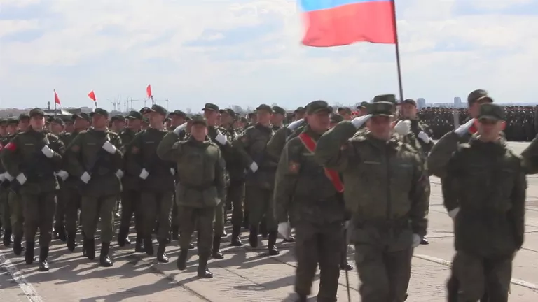 Первая репетиция парада Победы с участием спецтехники прошла в Самаре Первая репетиция парада Победы с участием спецтехники прошла в Самаре
