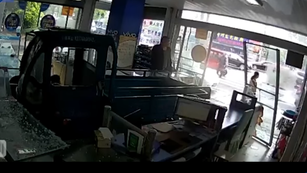 В Китае пес за рулем грузовика въехал в витрину магазина