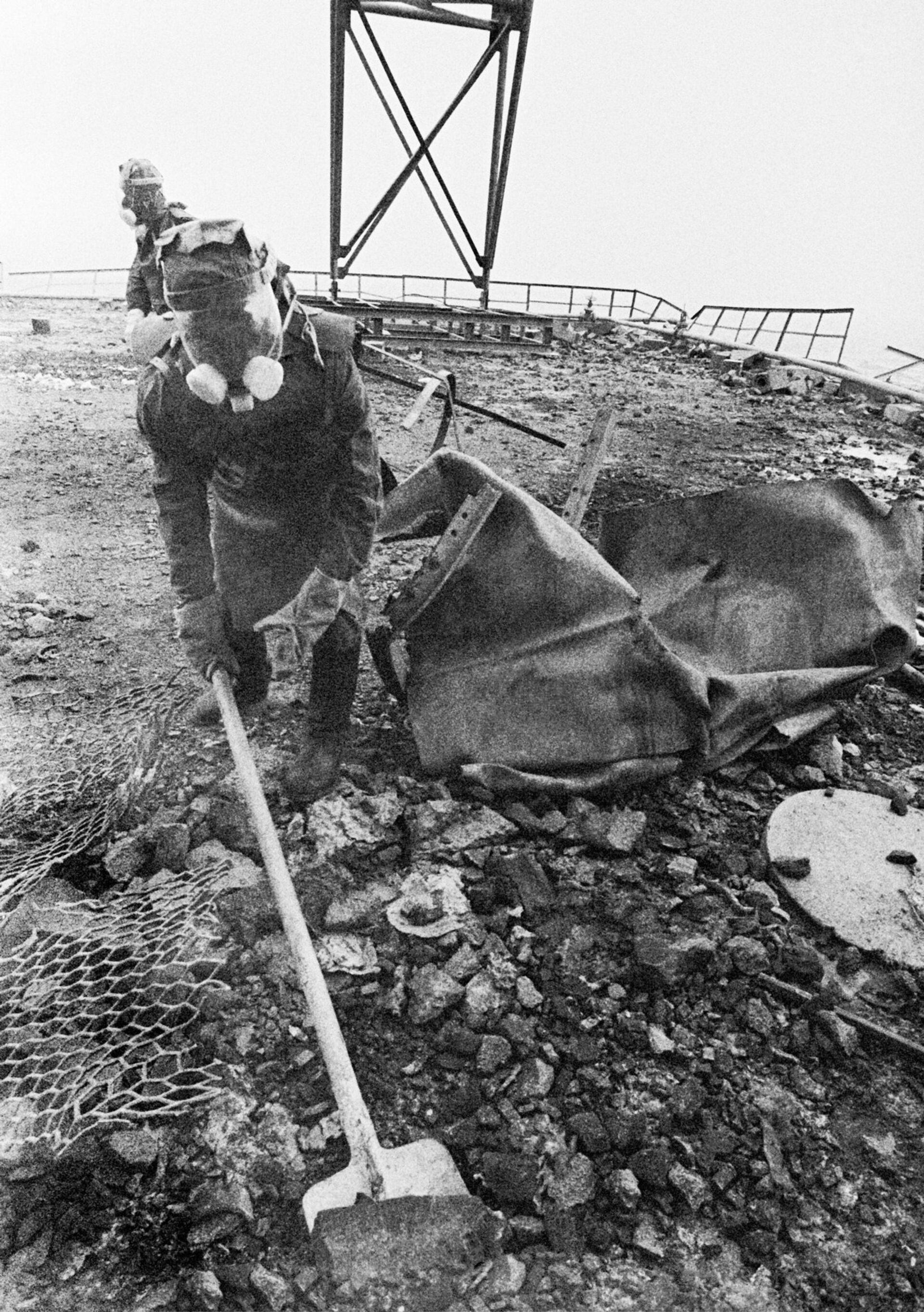 Люди очищают кровлю поврежденного реактора после аварии на Чернобыльской АЭС. 1986 год - РИА Новости, 1920, 22.04.2021