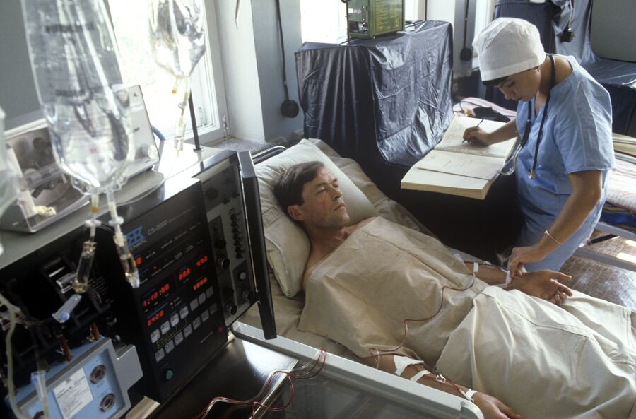 Осмотр пациента в одной из палат больницы, в которую доставлялись пострадавшие в результате аварии на Чернобыльской АЭС. 1986 год