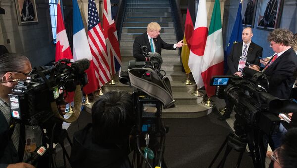 Министр иностранных дел Великобритании Борис Джонсон перед заседанием на саммите G7 в Торонто, Канада