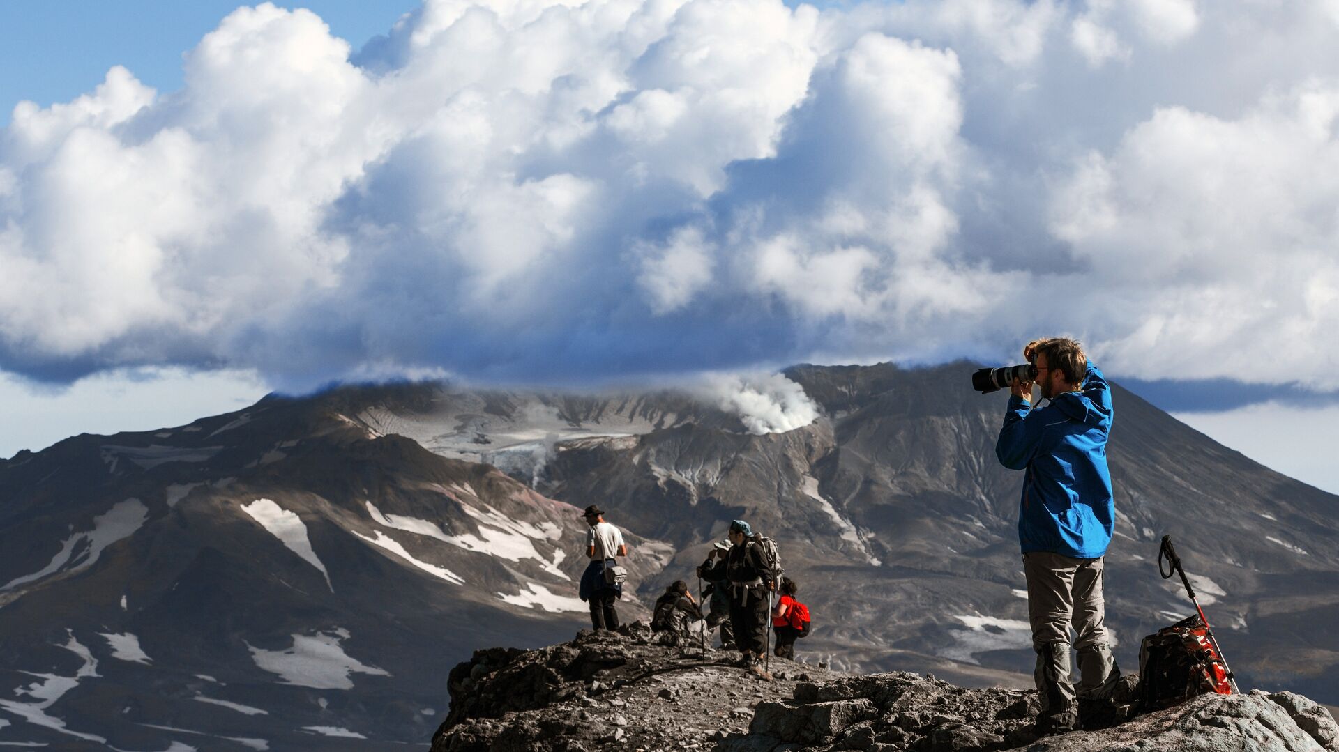 Туристы смотрят на вулкан Мутновский с вершины вулкана Горелого - РИА Новости, 1920, 09.06.2022