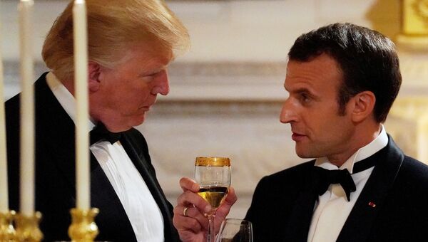 Президент США Дональд Трамп и президент Франции Эммануэль Макрон во время праздничного ужина в Белом доме в Вашингтоне. 24 апреля 2018