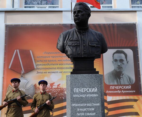 На церемонии открытия памятника прототипу главного героя фильма Собибор Александру Печерскому в Ростове-на-Дону На церемонии открытия памятника прототипу главного героя фильма Собибор Александру Печерскому в Ростове-на-Дону