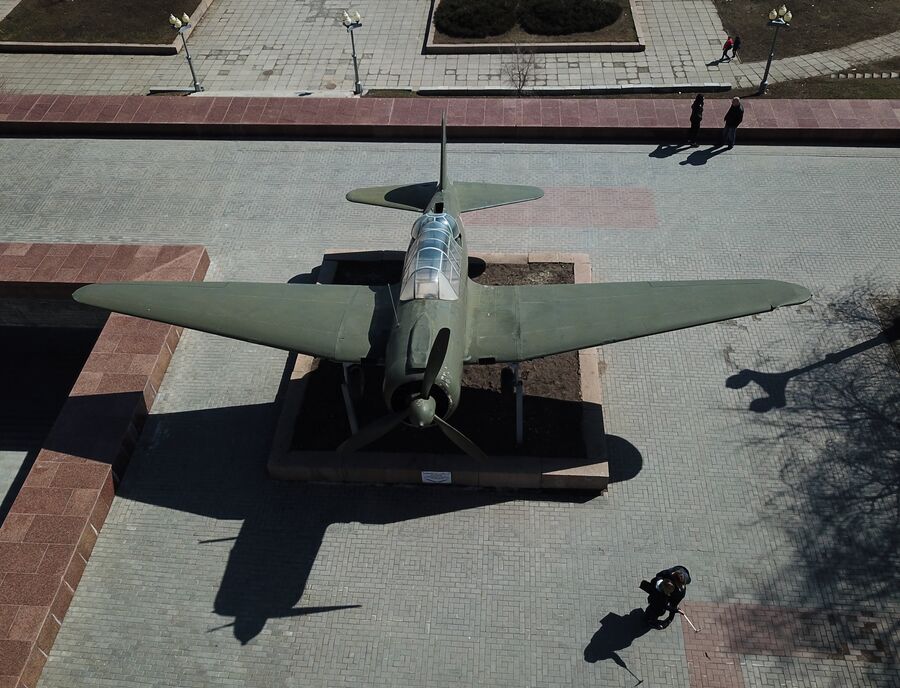 Памятник самолету СУ-2 на территории музея-заповедника Сталинградская битва в Волгограде