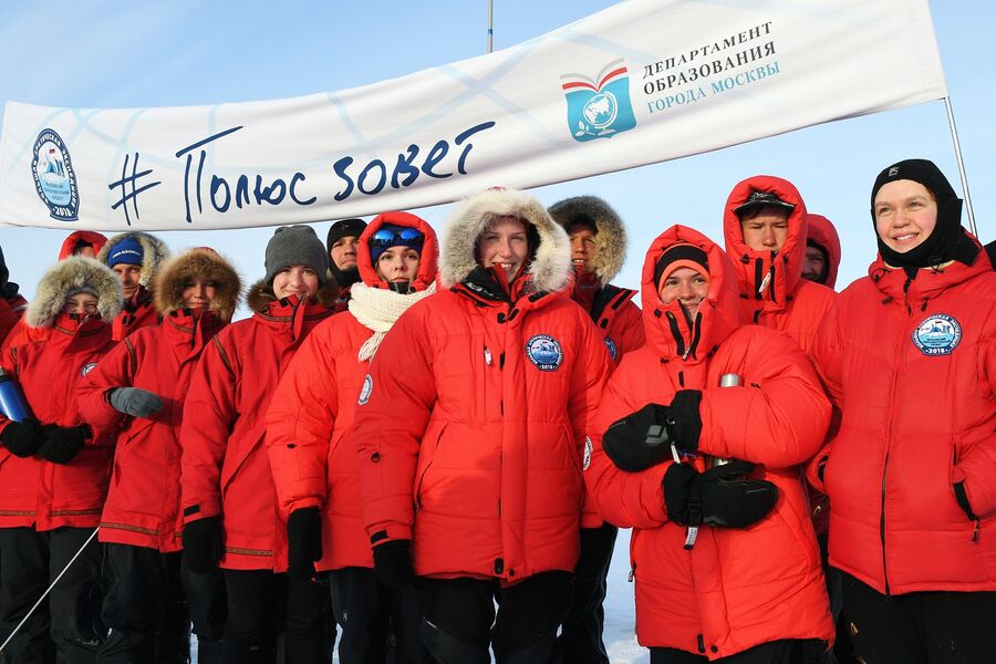 Участники экспедиции на Северном полюсе.  25 апреля 2018